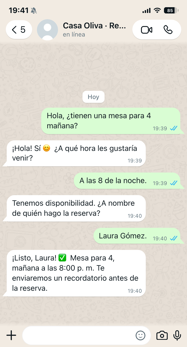 Ejemplo simulado en WhatsApp: Laura solicita una mesa para cuatro y el agente confirma su reserva.